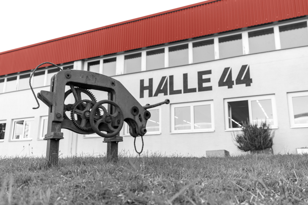 Halle 44 - Eingang mit Stier